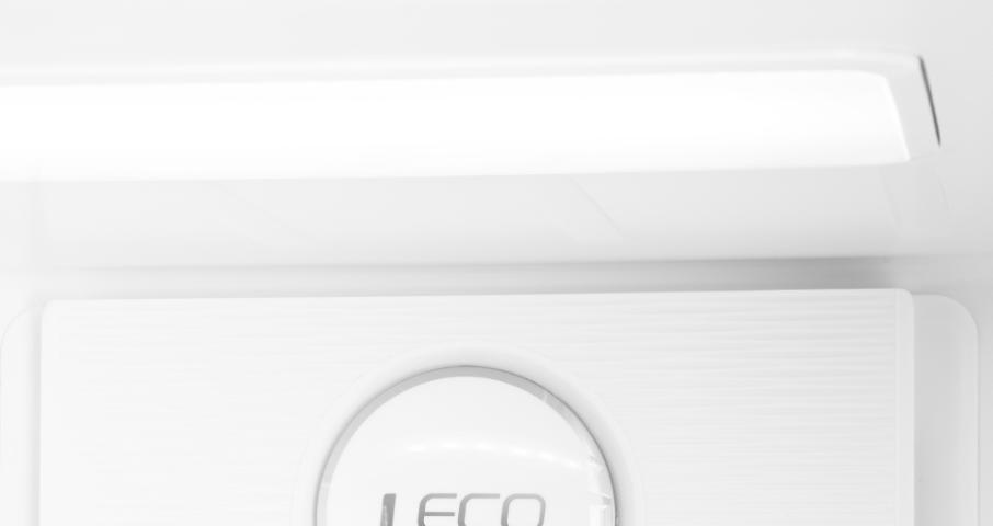 Яркая равномерная LED подсветка обеспечивает отличный обзор продуктов внутри холодильника.