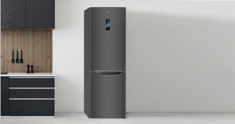 Холодильник может быть установлен на&nbsp;кухне вплотную к&nbsp;мебели и&nbsp;стенам без зазоров, сохраняя драгоценное место на&nbsp;кухне, благодаря конденсаторной решетке закрытого типа.
