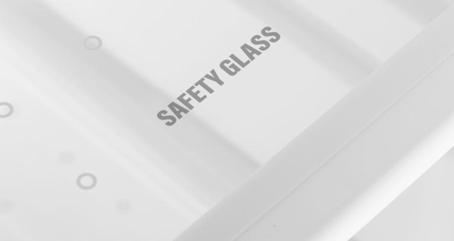 Выдвижные стеклянные полки изготовлены из&nbsp;специального, прозрачного стекла SAFETY GLASS, со&nbsp;степенью загрузки&nbsp;&mdash; до&nbsp;20&nbsp;кг без риска их поломки.
